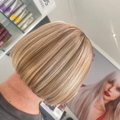 Sleek blonde bob with highlights