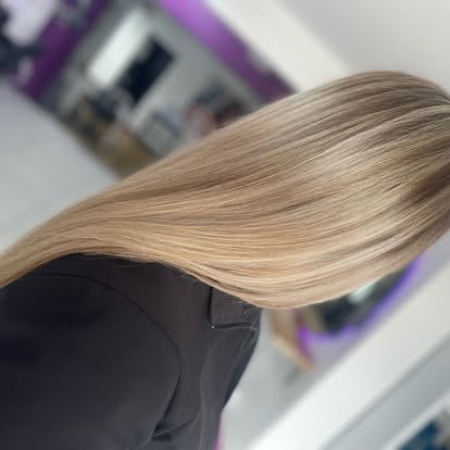 Glossy straight blonde after keratin