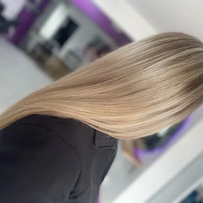 Glossy straight blonde after keratin