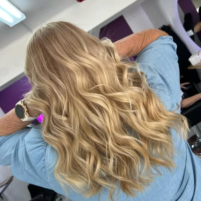 Wavy golden blonde waves