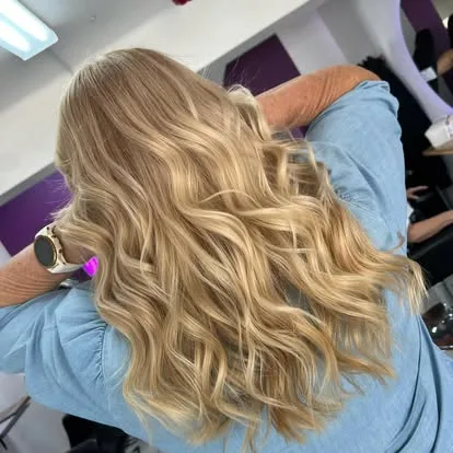 Wavy golden blonde waves